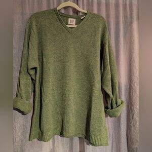 100% Lambswool GAP Green V-Neck Sweater with Long Sleeves and Soft Fabric
